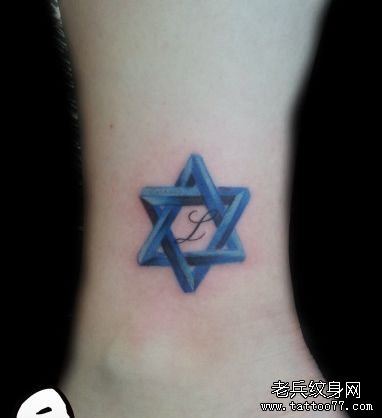 女孩子腿部精美的一幅六芒星纹身图案