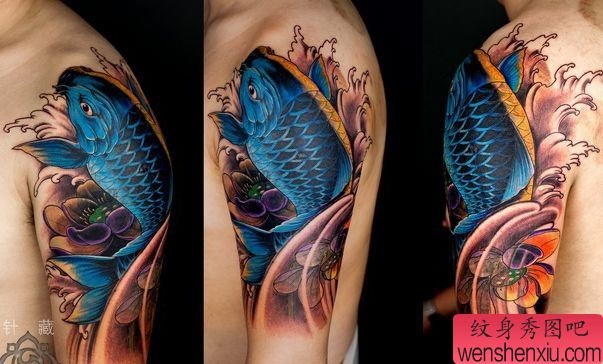 手臂精美的彩色鲤鱼莲花纹身图案