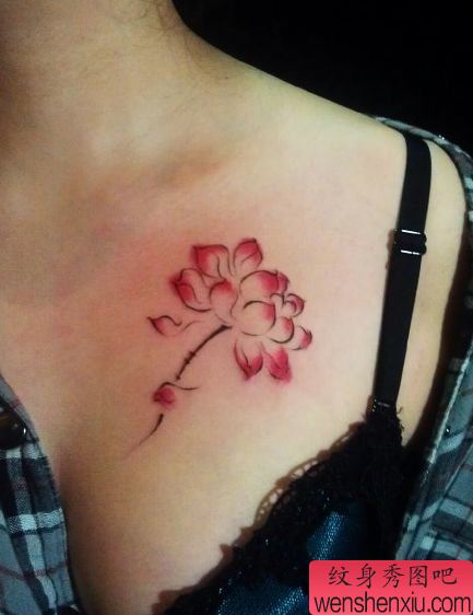 女生胸部水墨画莲花纹身图案