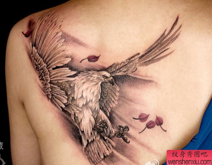 女孩子背部超酷的老鹰纹身图案