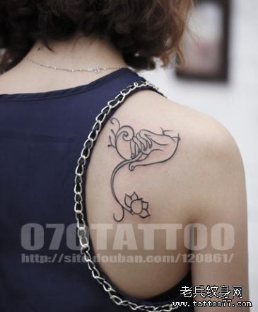 女孩子肩部时尚流行的佛手莲花纹身图案