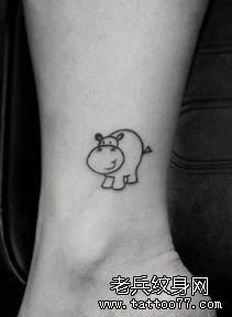 男生脚踝处可爱小河马纹身图案