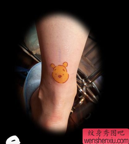 女孩子腿部可爱卡通小熊维尼纹身图案