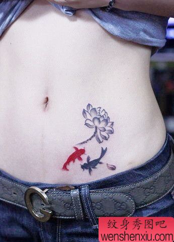 女孩子腹部水墨画莲花与鲤鱼纹身图案
