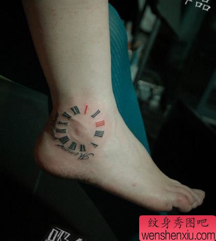 女孩子脚踝处钟表数字纹身图案