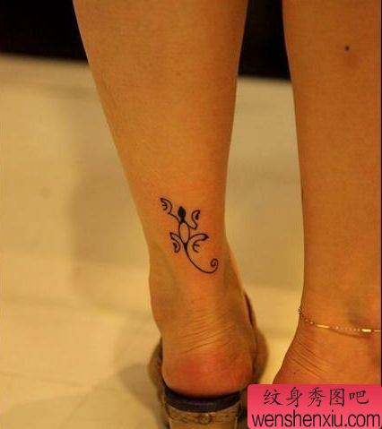 女生腿部图腾小壁虎纹身图案