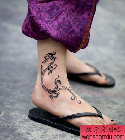 女孩子脚踝处精美的图腾龙纹身图案