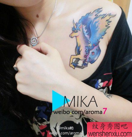 美女胸部精美流行的一幅独角兽纹身图案