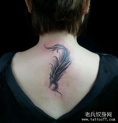 女孩子背部时尚精美的一幅羽毛纹身图案