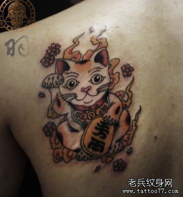 一幅肩背招财猫纹身图案