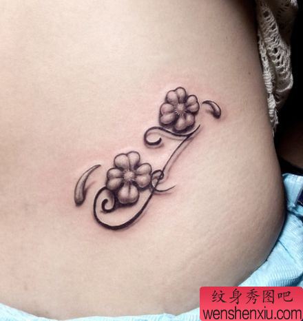 女孩子腰部好看的四叶草纹身图案