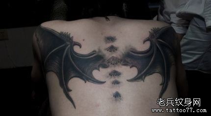背部超牛的一幅恶魔翅膀纹身图案