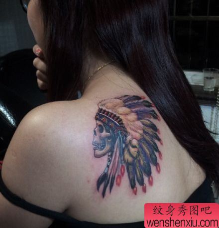 女孩子肩背印第安骷髅纹身图案
