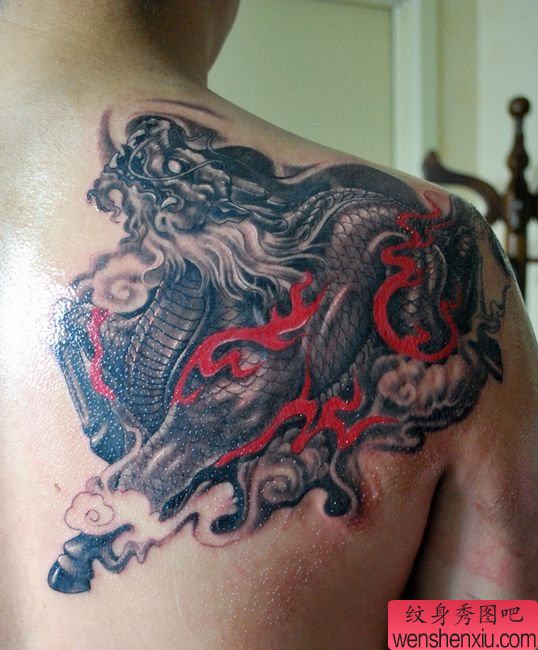 男性喜欢的肩背帅气的神兽麒麟纹身图案