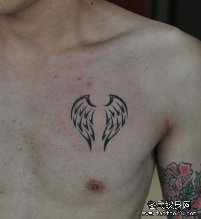 一幅胸部另类的图腾翅膀爱心纹身图案