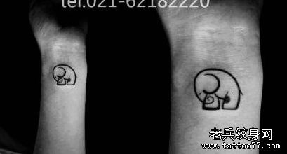 女生手腕处图腾小象纹身图案