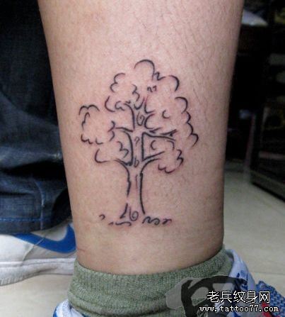 腿部一幅流行小巧的图腾树纹身图案