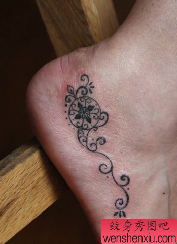 女孩子脚踝处花卉图腾藤蔓纹身图案