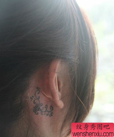女孩子耳部精致的图腾藤蔓纹身图案