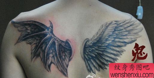 背部一幅天使与恶魔翅膀纹身图案