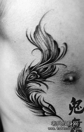 胸部一幅黑灰羽毛纹身图案