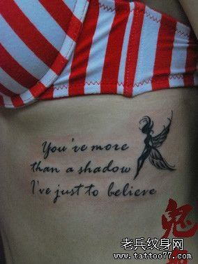 女生侧胸字母精灵纹身图案