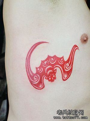 男生侧胸一幅图腾蝙蝠纹身图案