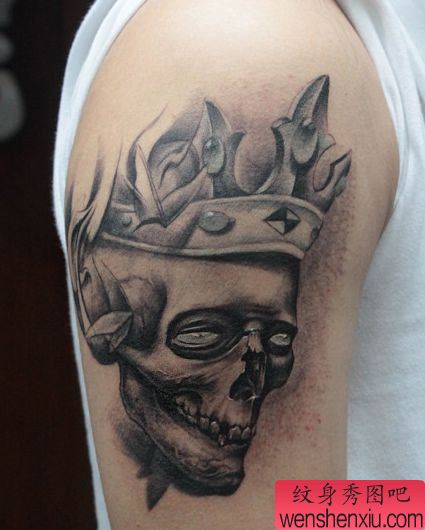 手臂一幅带皇冠的骷髅纹身图案