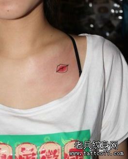 女生胸部小巧的彩色唇印纹身图案