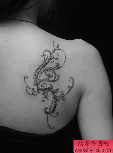 女孩子背部精美好看的图腾藤蔓纹身图案