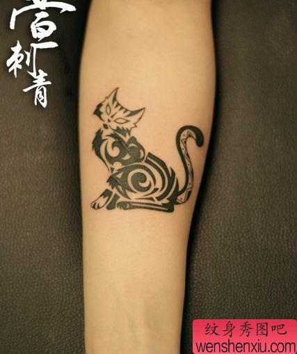 女生手臂一幅图腾狐狸纹身图案