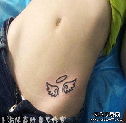 美女腹部流行精美的图腾天使翅膀纹身图案