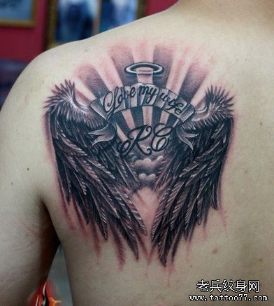 男生肩背天使翅膀纹身图案
