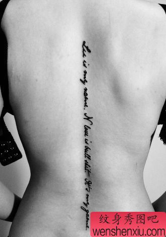 现时尚的美女脊椎处英文字母纹身图案