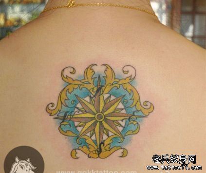 女生背部一幅彩色星星纹身图案