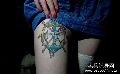 女孩子腿部精美的船锚与船舵纹身图案