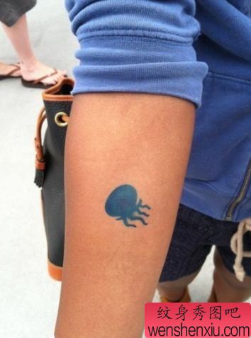 女孩子手臂精美的彩色图腾水母纹身图案