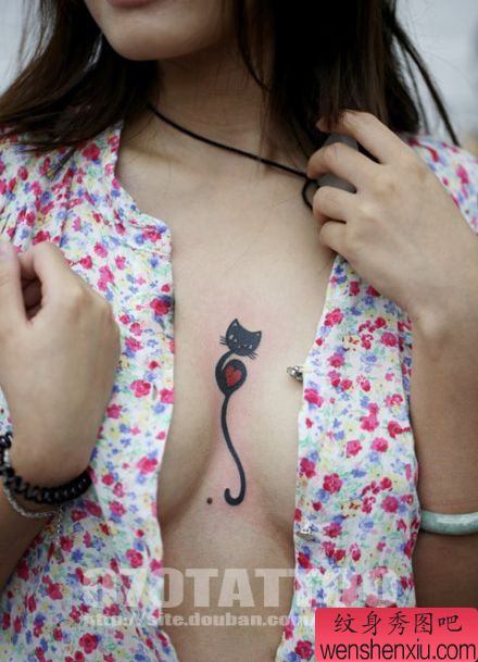 女孩子胸部时尚的图腾猫咪纹身图案