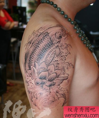 手臂精美好看的鲤鱼莲花纹身图案