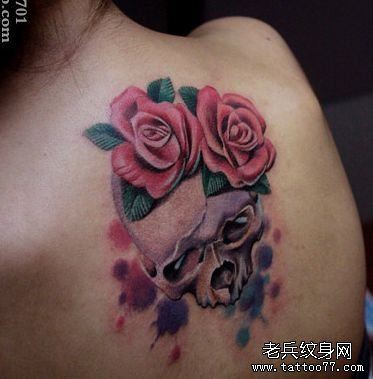 女孩子背部精美的一幅骷髅玫瑰花纹身图案