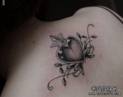 女生背部精美的爱心皇冠纹身图案