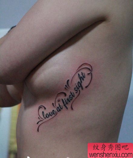 女孩子胸部流行精美的花体英文字母纹身图案
