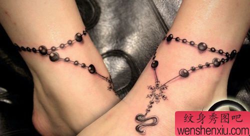 女生脚部精美流行的一幅雪花脚链纹身图案