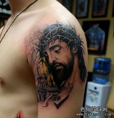 手臂一幅经典的耶稣肖像纹身图案