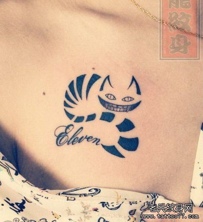 女孩子胸部邪恶的小猫咪纹身图案