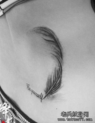 女孩子腰部好看时尚的羽毛字母纹身图案