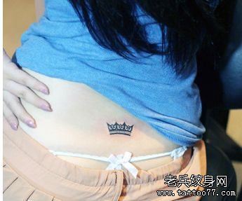 女孩子腰部一幅图腾皇冠纹身图案