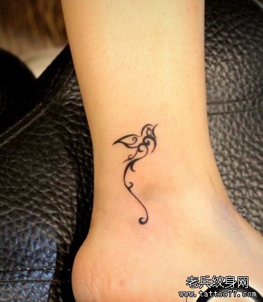 女孩子脚踝处图腾小鸽子纹身图案