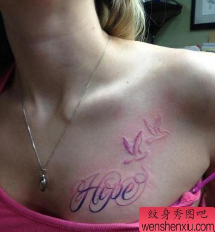 女孩子胸部精美流行的彩色字母与小鸟纹身图案