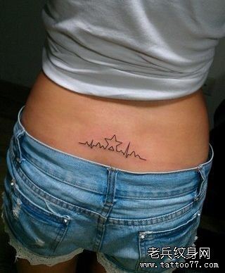 女生腰部流行精美的心电图五角星纹身图案